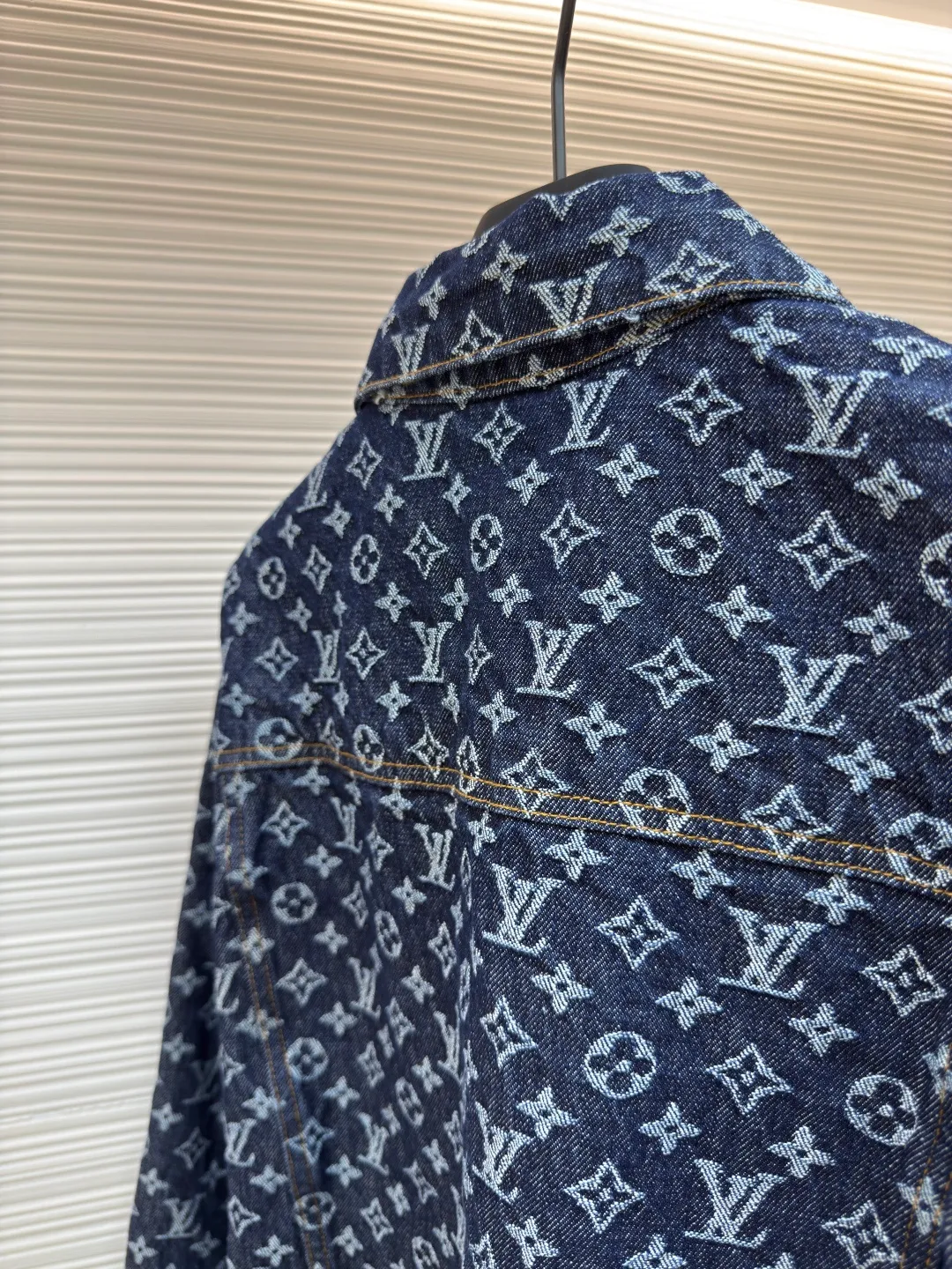 LOUIS VUITTON Presbyopia all-over printed denim jacket ●Authentic product: Purchased and developed by 23639 ●Item number: 1680010-B55 ●Fabric: Denim denim fabric ●Technology: Jacquard production ●Version: fitted version ●Weight: about 850 grams ●Size: 46-48-50-52 ●Description: The fabric is made of denim, full of Monogram jacquard pattern, and is decorated with hot-drilling technology to form the brand's classic pattern. The waist is made of old flocked leather tags, and the hardware is molded. The overall routing is straight and delicate. The fabric is comfortable and soft, and the color is consistent without color difference. It can be matched with the same style to create a fashionable look and control various occasions. Customized accessories, complete with three standards, same style for men and women.